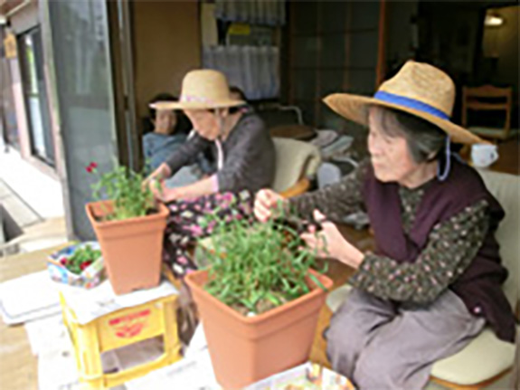 歩けなくても  花の手入れはできます