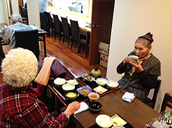 サロンで昼食